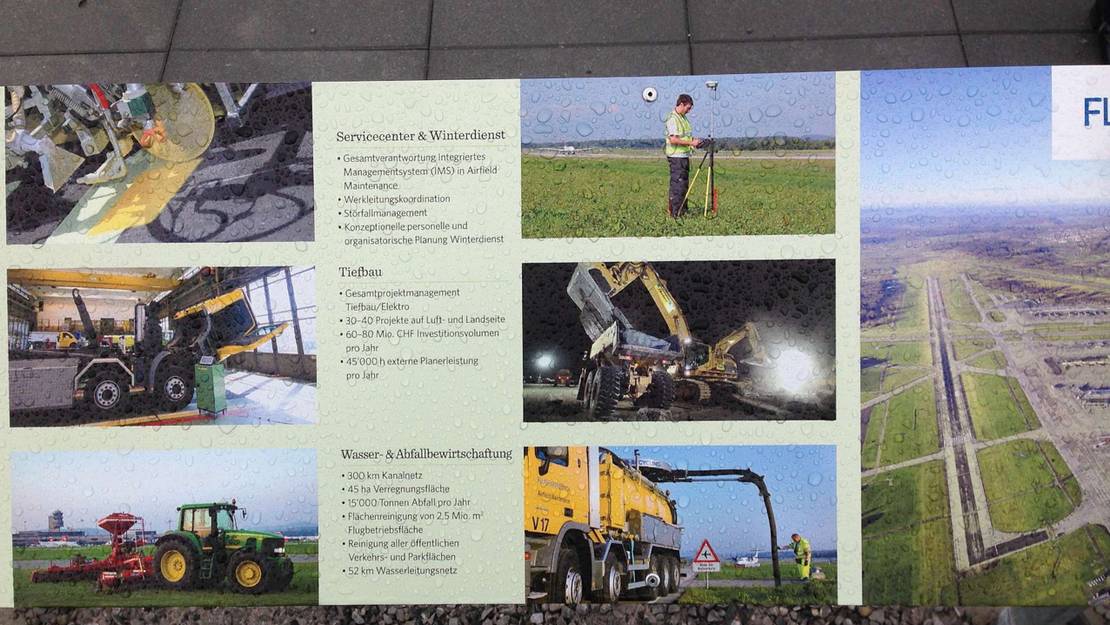 Informationstafel über Servicecenter, Winterdienst, Tiefbau, Abfall- und Wasserbewirtschaftung am Flughafen.